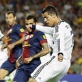 Cristiano Ronaldo Coba Terobos Pertahanan Barcelona
