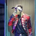 Taeyang Big Bang Berada di Dalam Tabung Saat Konser Dimulai
