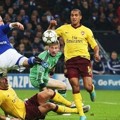 Bintang Arsenal Theo Walcott Mencetak Gol ke Gawang Schalke
