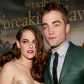 Kristen Stewart dan Robert Pattinson di Black Carpet Premiere 'Breaking Dawn 2'