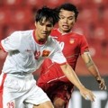Huynh Quoc Anh Berebut Bola dengan Naing Lin Oo