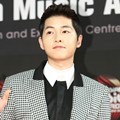 Song Joong Ki di Mnet Asian Music Awards 2012