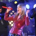 Taylor Swift Tampil di Konser Dick Clark's New Years Rockin' Eve