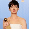 Anne Hathaway Raih Piala Best Performance by an Actress In A Supporting Role in a Motion Picture