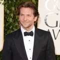 Bradley Cooper di Red Carpet Golden Globe Awards 2013