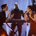 Penampilan Adam Levine dan Alicia Keys di Grammy Awards 2013