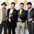 Mumford & Sons Raih Piala Album of the Year