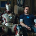 Tony Stark Duduk Bersama Kostum Iron Man