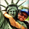 Jason Mraz Memeluk Patung Liberty