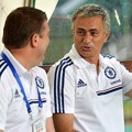Jose Mourinho Berbincang dengan Tim Pelatih Chelsea