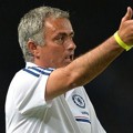 Pelatih Chelsea Jose Mourinho Memberikan Instruksi dari Pinggir Lapangan