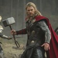 Thor Bertarung Melawan Musuh