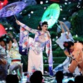 Katy Perry Jadi Geisha Saat Nyanyikan Lagu 'Unconditionally'