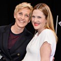 Ellen DeGeneres dan Drew Barrymore di Belakang Panggung People's Choice Awards 2014