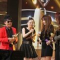 Lee Seung Chul dan 2NE1 Raih Piala Records of the Year in Digital Releasing