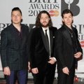 Arctic Monkeys di Red Carpet BRIT Awards 2014