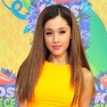 Ariana Grande di Orange Carpet Kids' Choice Awards 2014
