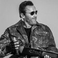 Poster Karakter Arnold Schwarzenegger Sebagai Trench