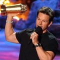 Mark Wahlberg Menerima Penghargaan Generation Award