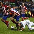 Cristiano Ronaldo Dijatuhkan oleh Diego Godin