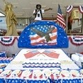 Kue Raksasa dalam Perayaan Kemerdekaan Amerika Serikat di Kosovo