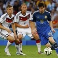 Toni Kroos dan Benedikt Hoewedes Mengincar Bola yang Digiring Lionel Messi