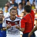Bastian Schweinsteiger Mendapat Kartu Kuning dari Wasit Nicola Rizzoli