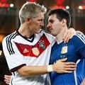 Bastian Schweinsteiger dari Jerman Memeluk Lionel Messi dari Argentina