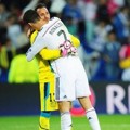 Cristiano Ronaldo Memeluk Kiper Sevilla Beto