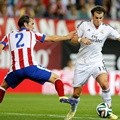 Diego Godin Berusaha Menahan Gareth Bale