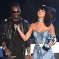 Juicy J Serahkan Piala Best Female Video kepada Katy Perry