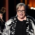 Kathy Bates Raih Piala Outstanding Supporting Actress in a Miniseries or Movie