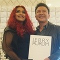 Denada Mendukung Suaminya dalam Peluncuran Buku Jerry Aurum 'On White'