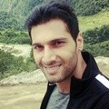 Aham Sharma dengan Latar Belakang Pegunungan Himalaya
