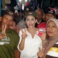 Rieke Diah Pitaloka Bagikan Kartu Indonesia Sehat & Pintar