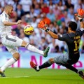 Karim Benzema Saat Berhadapan dengan Kiper Barcelona Claudio Bravo