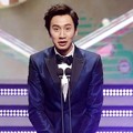 Lee Kwang Soo Raih Piala Popular Star Award