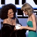 Diana Ross Beri Penghargaan Dick Clark Award for Excellence kepada Taylor Swift