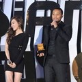 Tiffany Girls' Generation Berikan Trofi International Favorite Artist pada John Legend