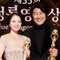 Chun Woo Hee dan Song Kang Ho Foto Pamer Trofi Kemenangan
