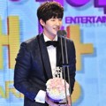 Song Jae Rim Raih Piala Male Rookie Award