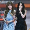 Tiffany dan Tae Yeon Wakili Girls' Generation Terima Piala Popularity Award
