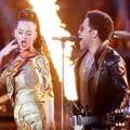 Duet Katy Perry dan Lenny Kravitz Nyanyikan Lagu 'I Kissed a Girl'