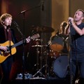 Kolaborasi Beck dan Chris Martin Nyanyikan Lagu 'Heart is a Drum'