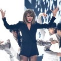 Taylor Swift Tampil Nyanyikan Lagu 'Blank Space'