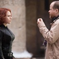 Sutradara Joss Whedon Memberi Arahan kepada Scarlett Johansson