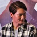 Joo Won Memerhatikan MC Saat Acara Fanmeet di Jakarta