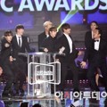 BTS dan Lee Sanghun Berjoget Bersama di MelOn Music Awards 2015