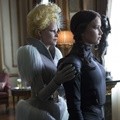 Katniss Everdeen Bersama Effie Trinket yang Diperankan oleh Elizabeth Banks