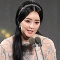 Hong Soo Ah Raih Piala Hallyu Star Award